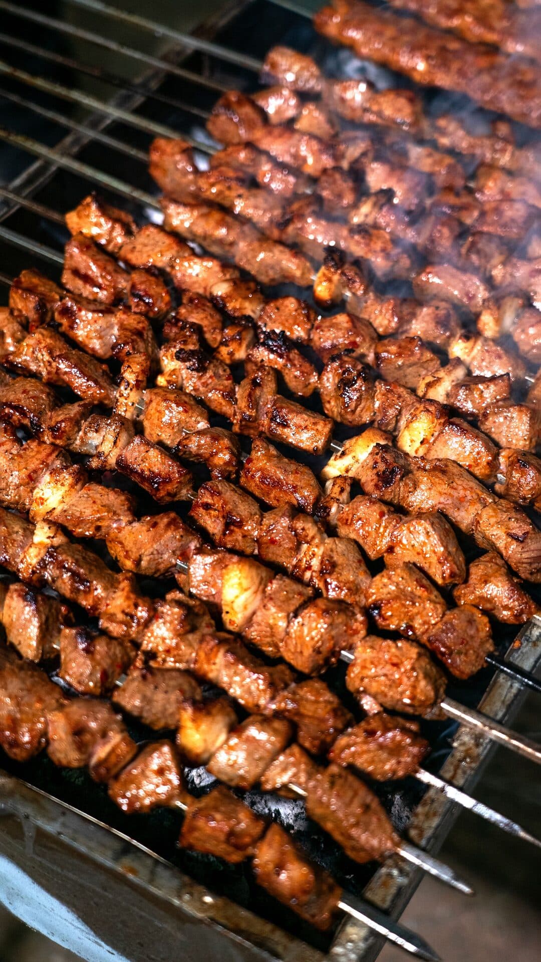 Izgarada pişirilen kebap şişleri