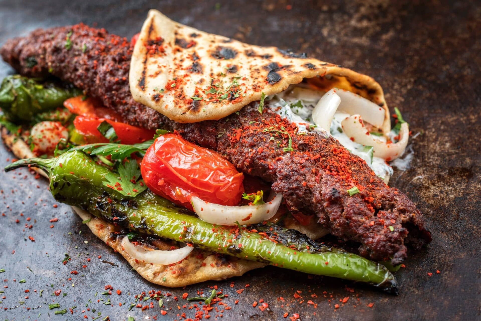 Izgarada hazırlanmış Adana kebap servisi