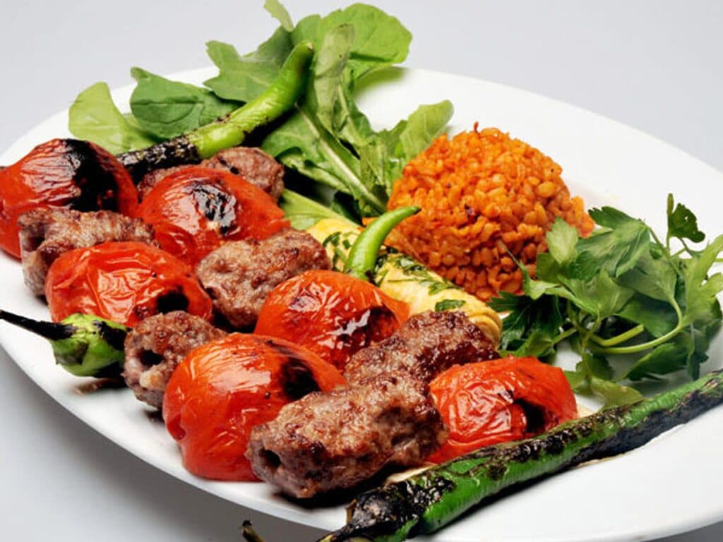 Közlenmiş domateslerle hazırlanan domatesli kebap