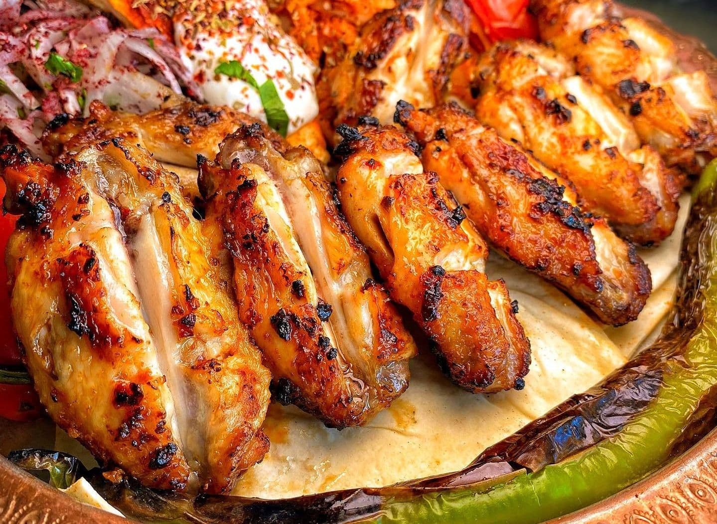 Izgarada pişirilmiş tavuk kanat