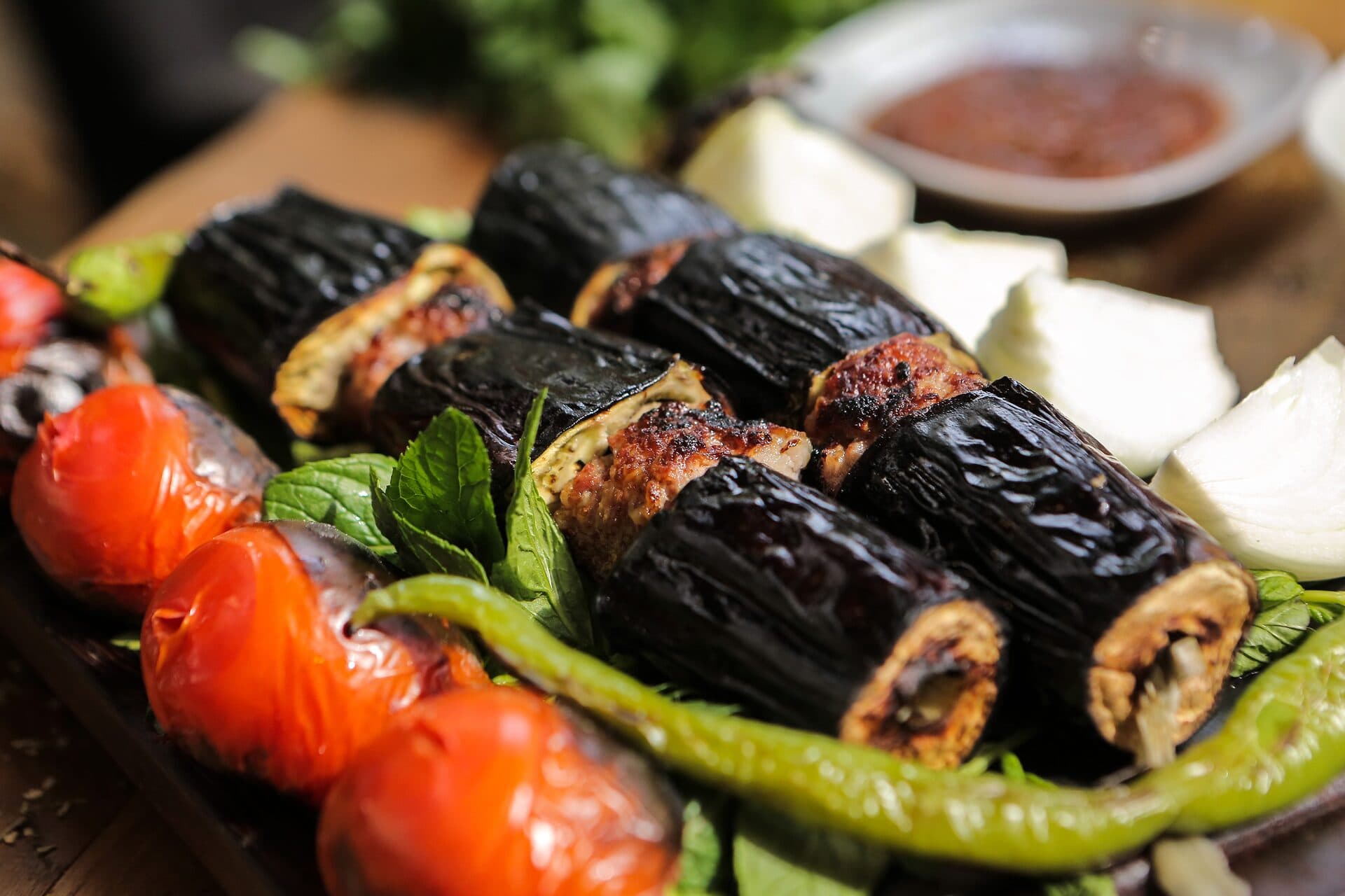 Patlıcan dilimleriyle hazırlanmış kebap