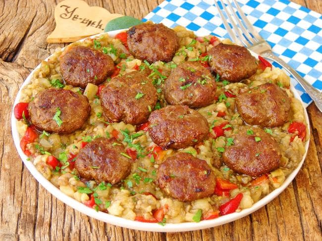 Patlıcan söğürme üzerinde servis edilen kebap