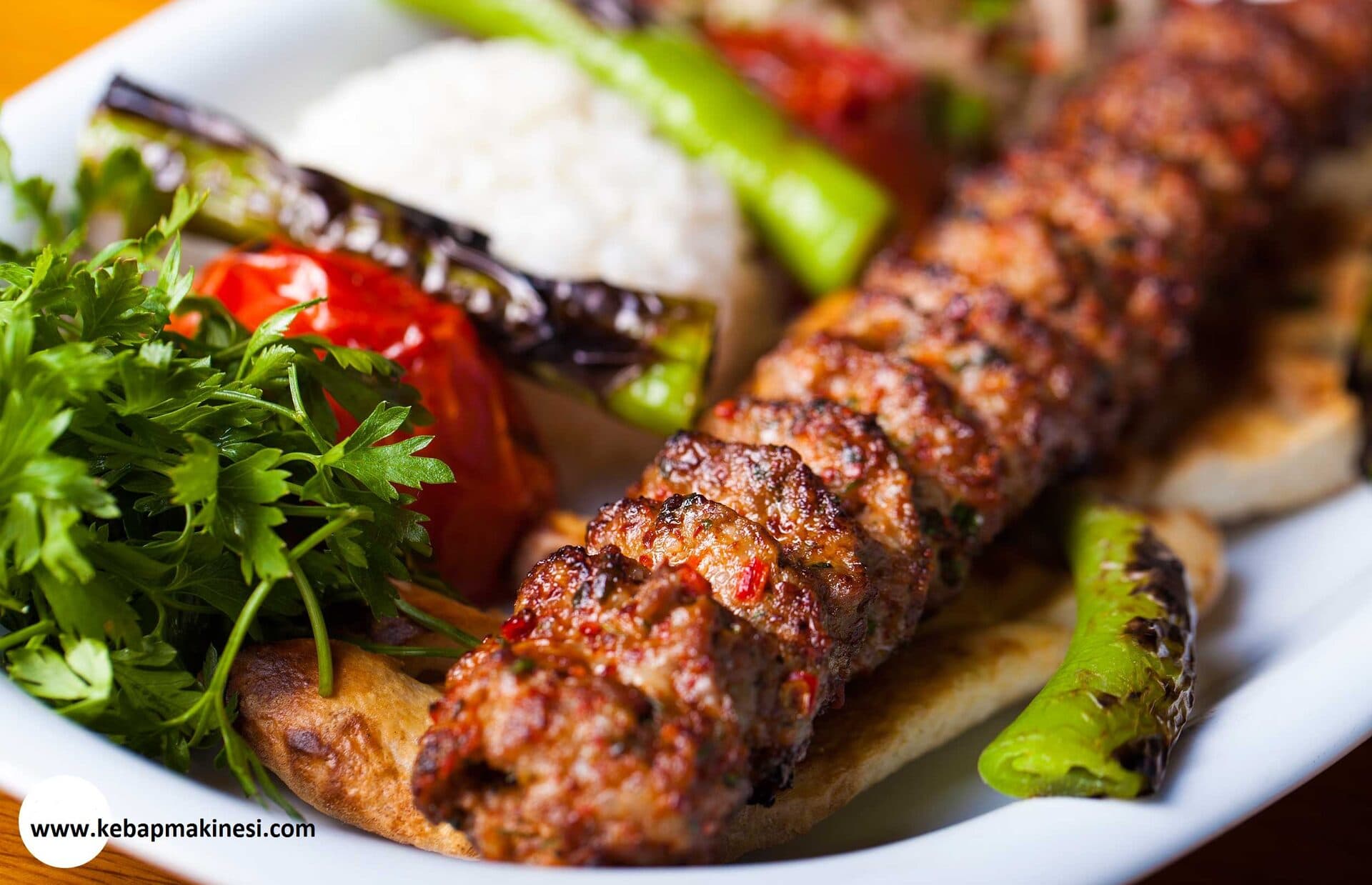 Izgarada hazırlanmış Urfa kebap servisi