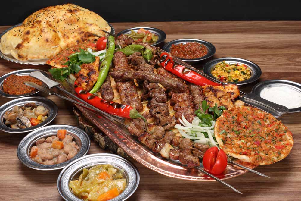 Farklı kebap ve ızgaraların bulunduğu karışık servis