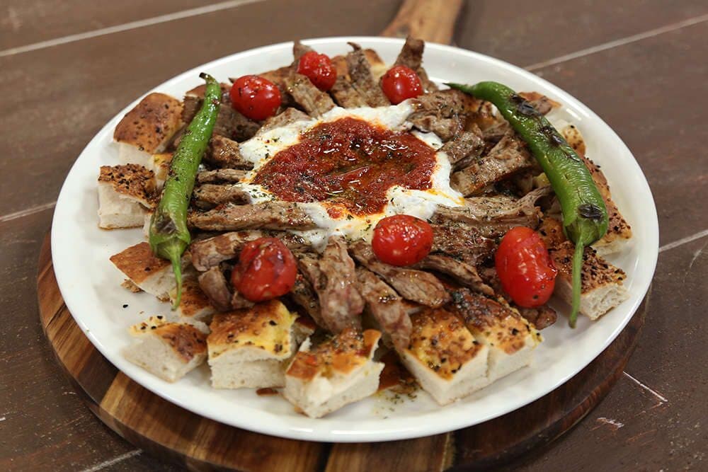 Yoğurt ile servis edilen kebap