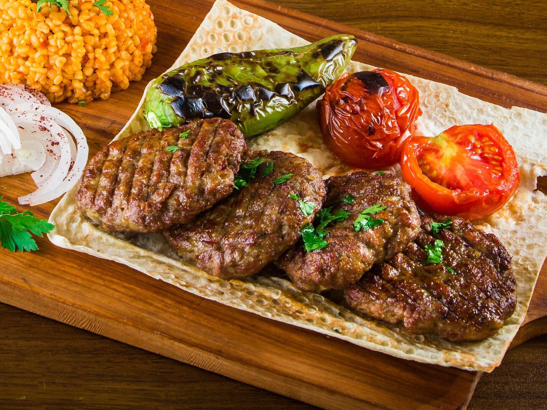Izgarada pişirilmiş kasap köfte servisi