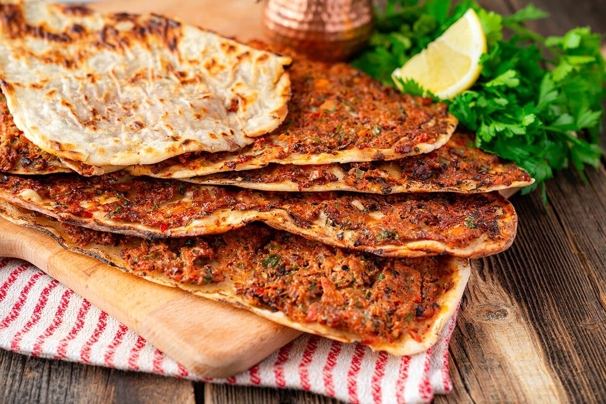 Sarımsaklı harçla hazırlanmış Antep usulü lahmacun