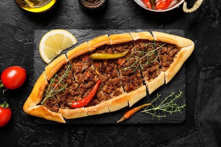 Çıtır hamurla hazırlanmış özel pide