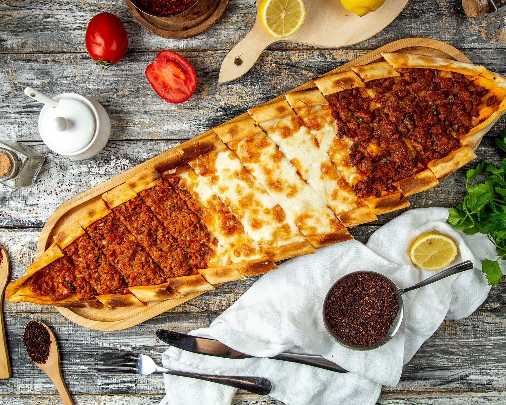 Farklı malzemelerle hazırlanmış karışık pide