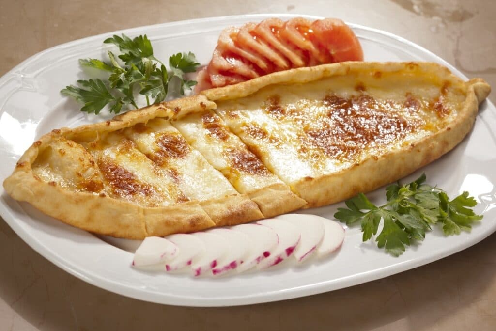 Kaşar peyniriyle hazırlanmış pide