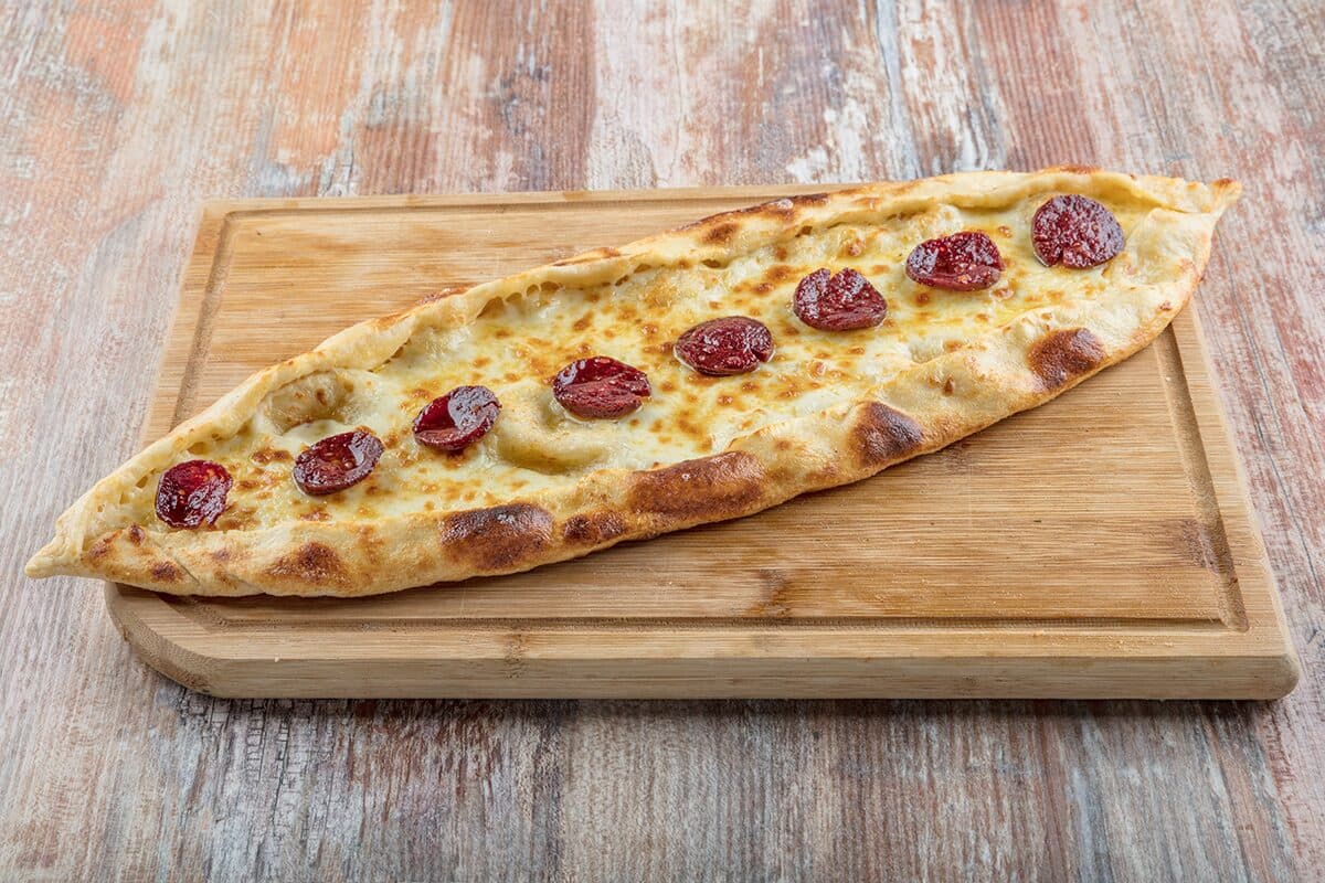 Kaşar peyniri ve sucukla hazırlanmış pide