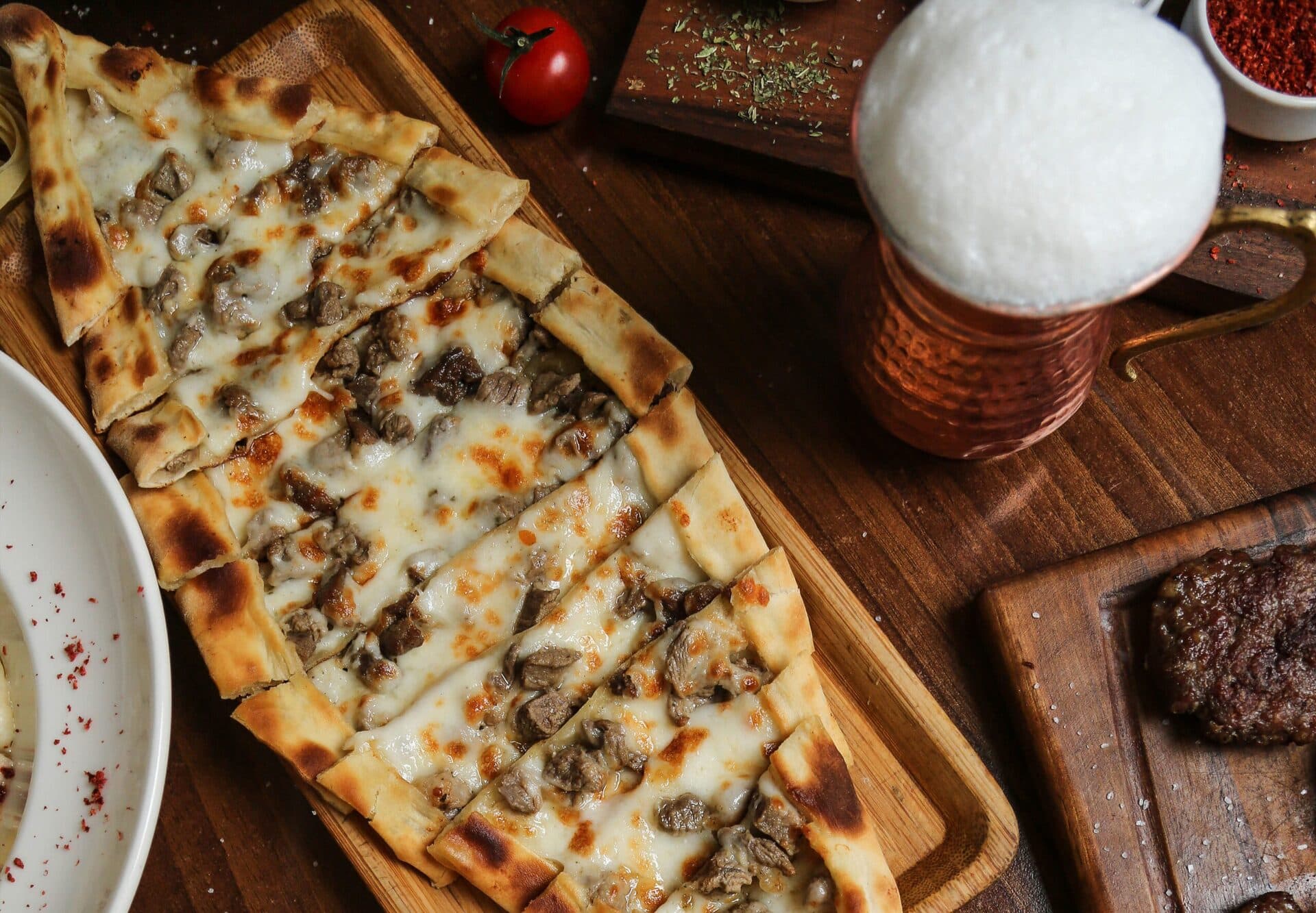 Kavurma ve kaşar peyniriyle hazırlanmış pide