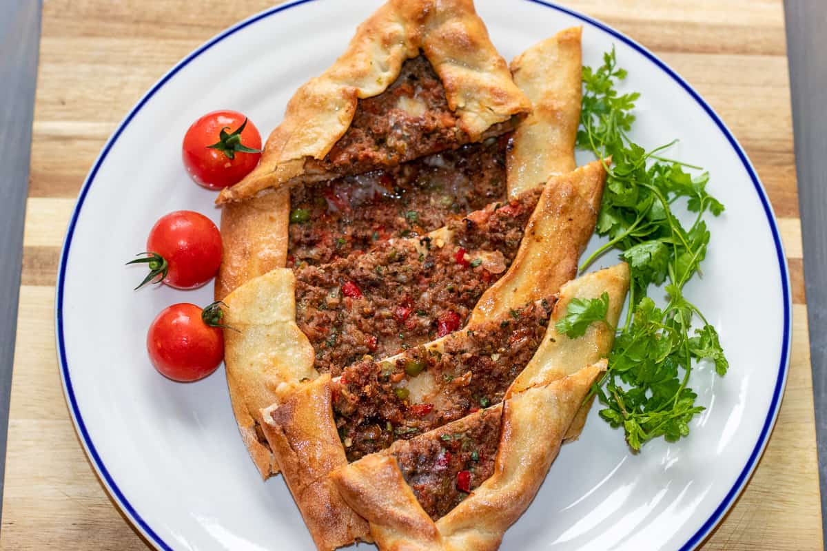 Kıymalı harçla hazırlanmış pide