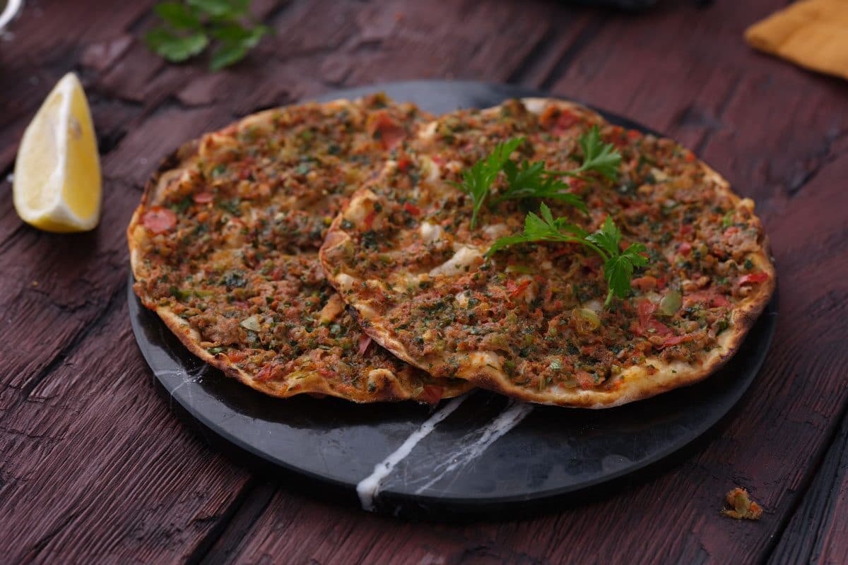 Özel malzemelerle hazırlanmış fındık lahmacun