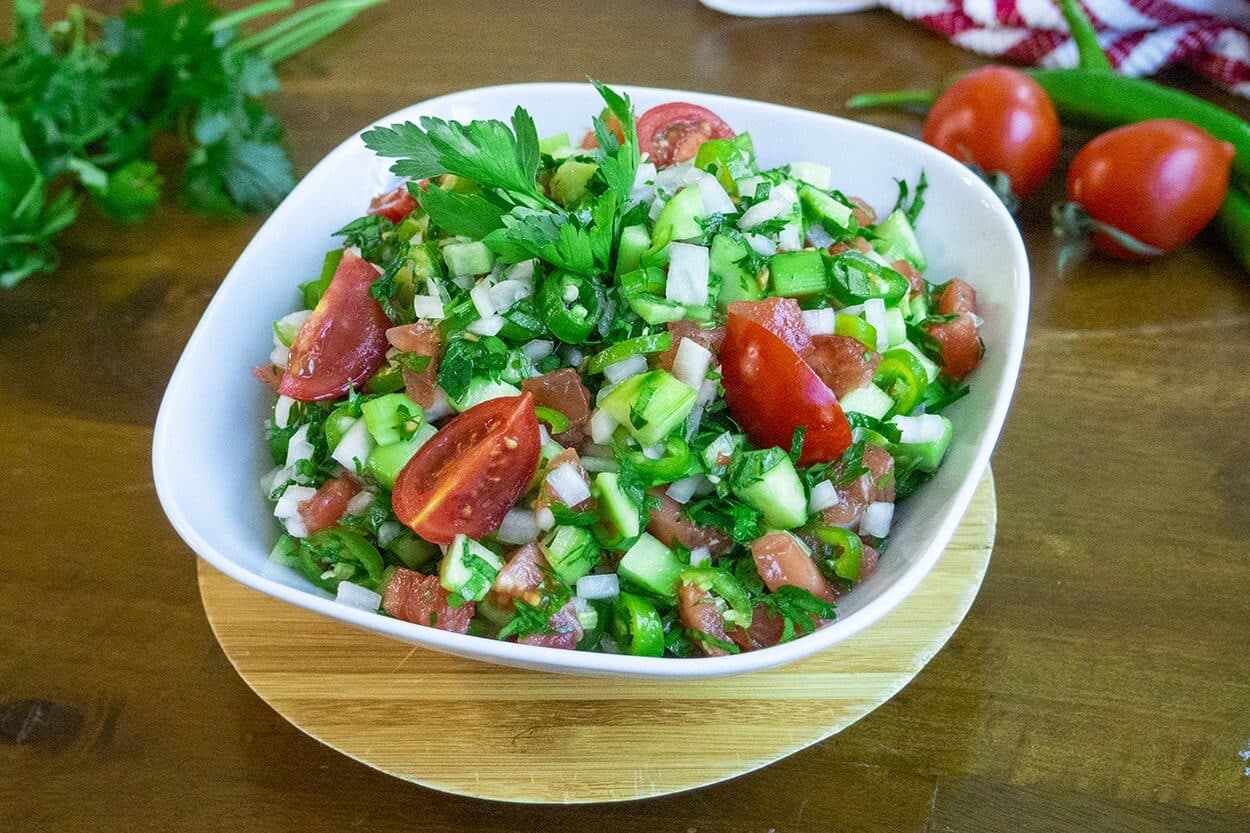 Domates, salatalık, biber ve soğanla hazırlanmış çoban salatası