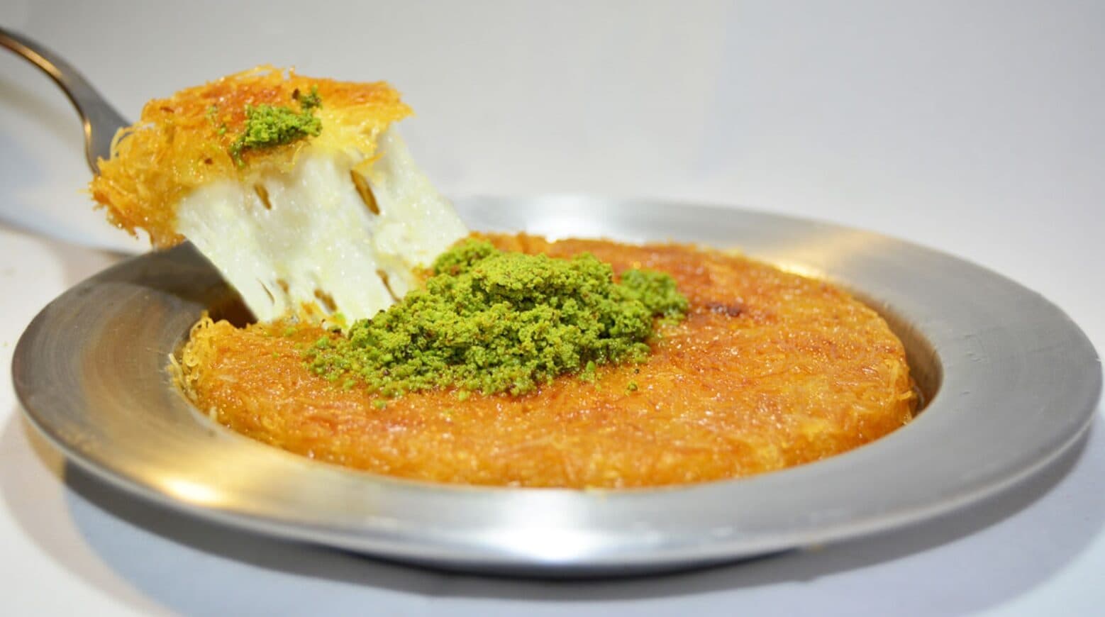 Antep fıstığıyla servis edilen sıcak künefe